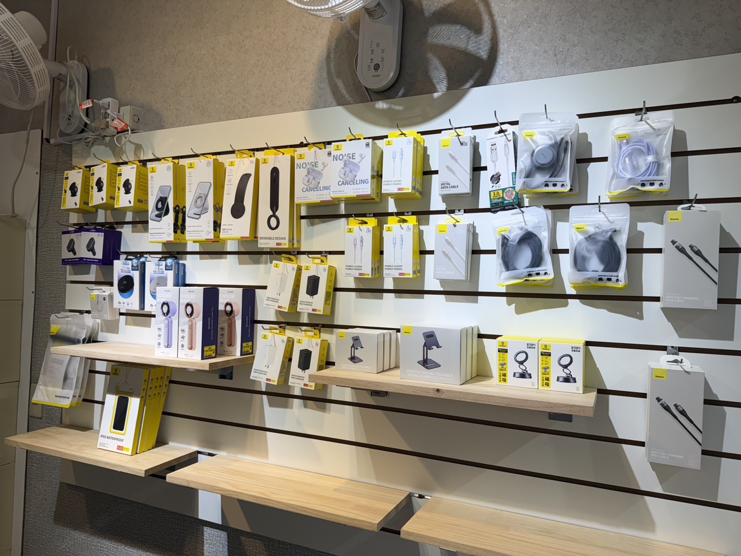 銳豐3C店內3C配件展示牆